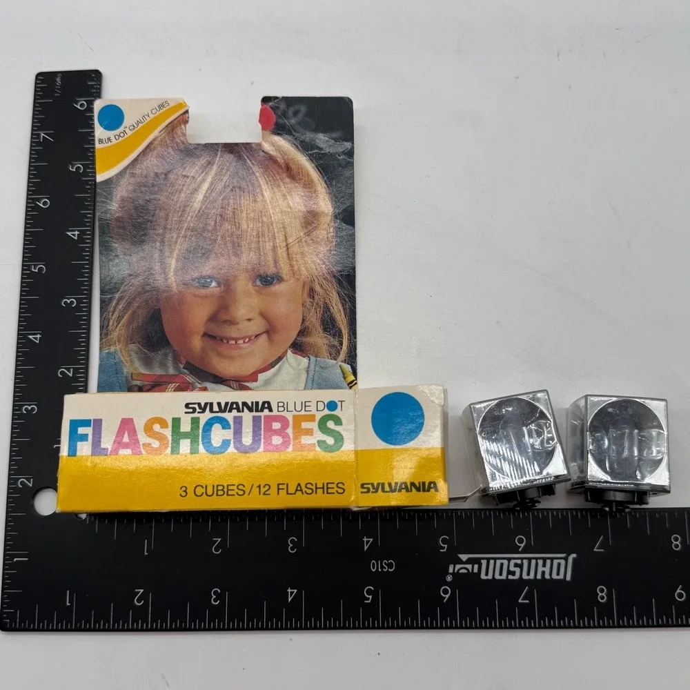 VTG Sylvania Blue Dot Flashcubes 2 Cubes 8 Flashes Camera only‎ 2 cubes in box